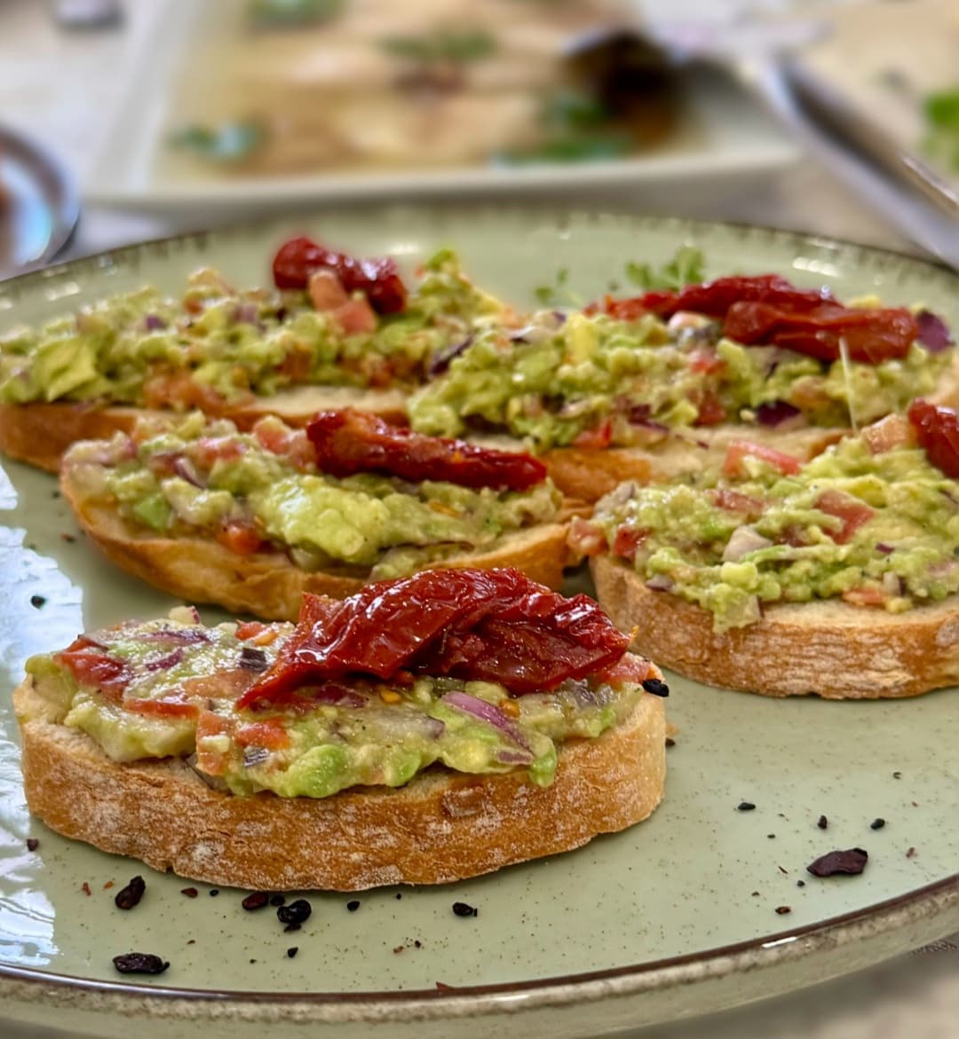 Брускета з авокадо