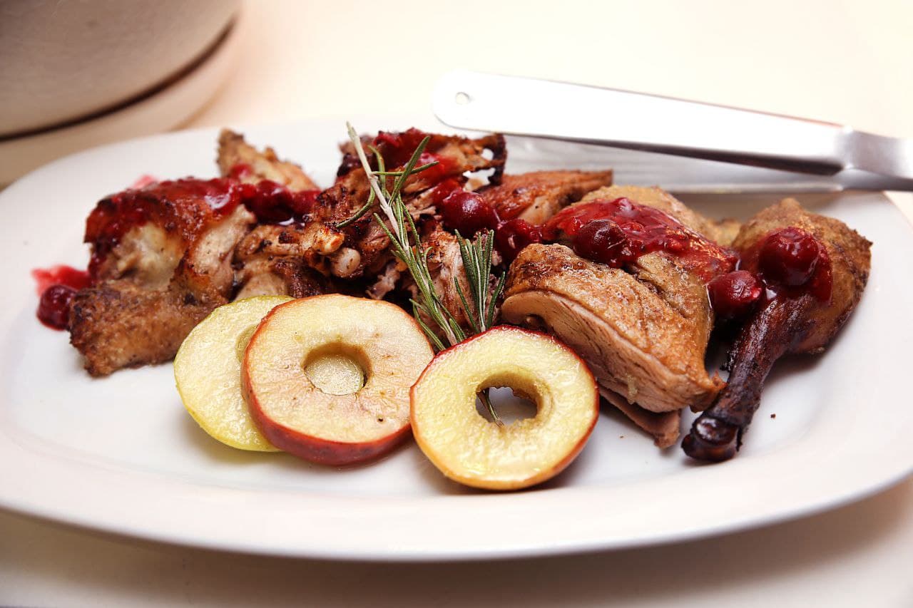 Качка запечена з яблуками