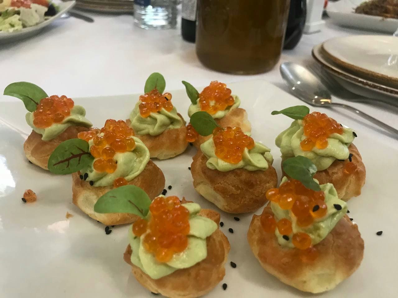 Профітролі з червоною ікрою