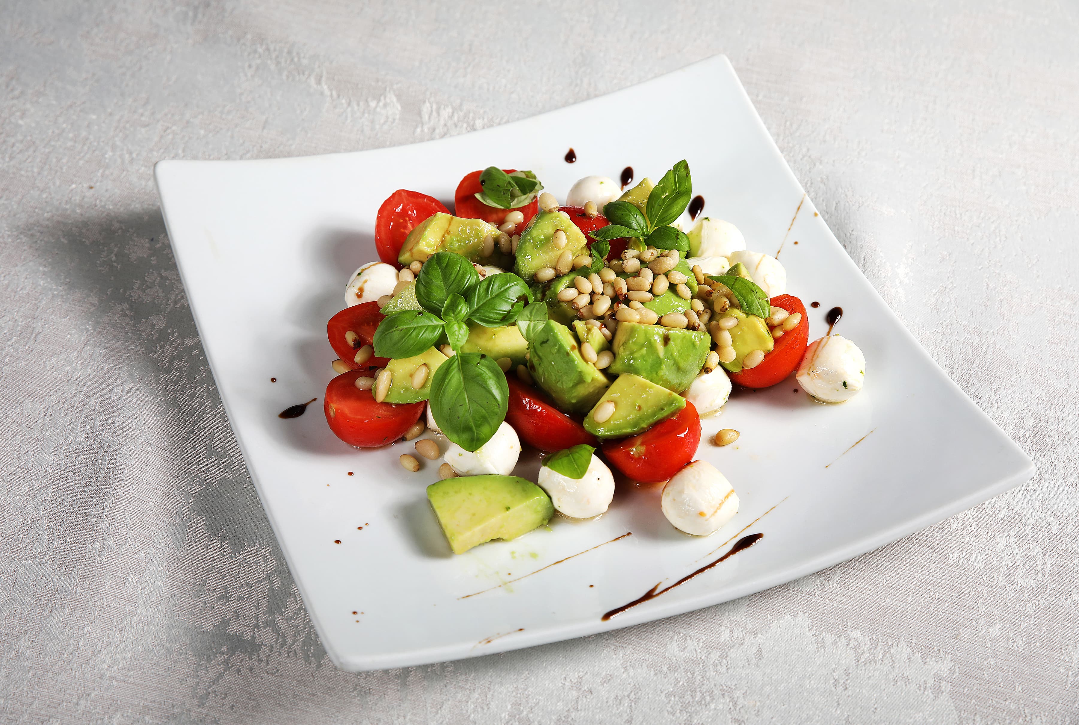 Салат з авокадо та кедровим горіхом