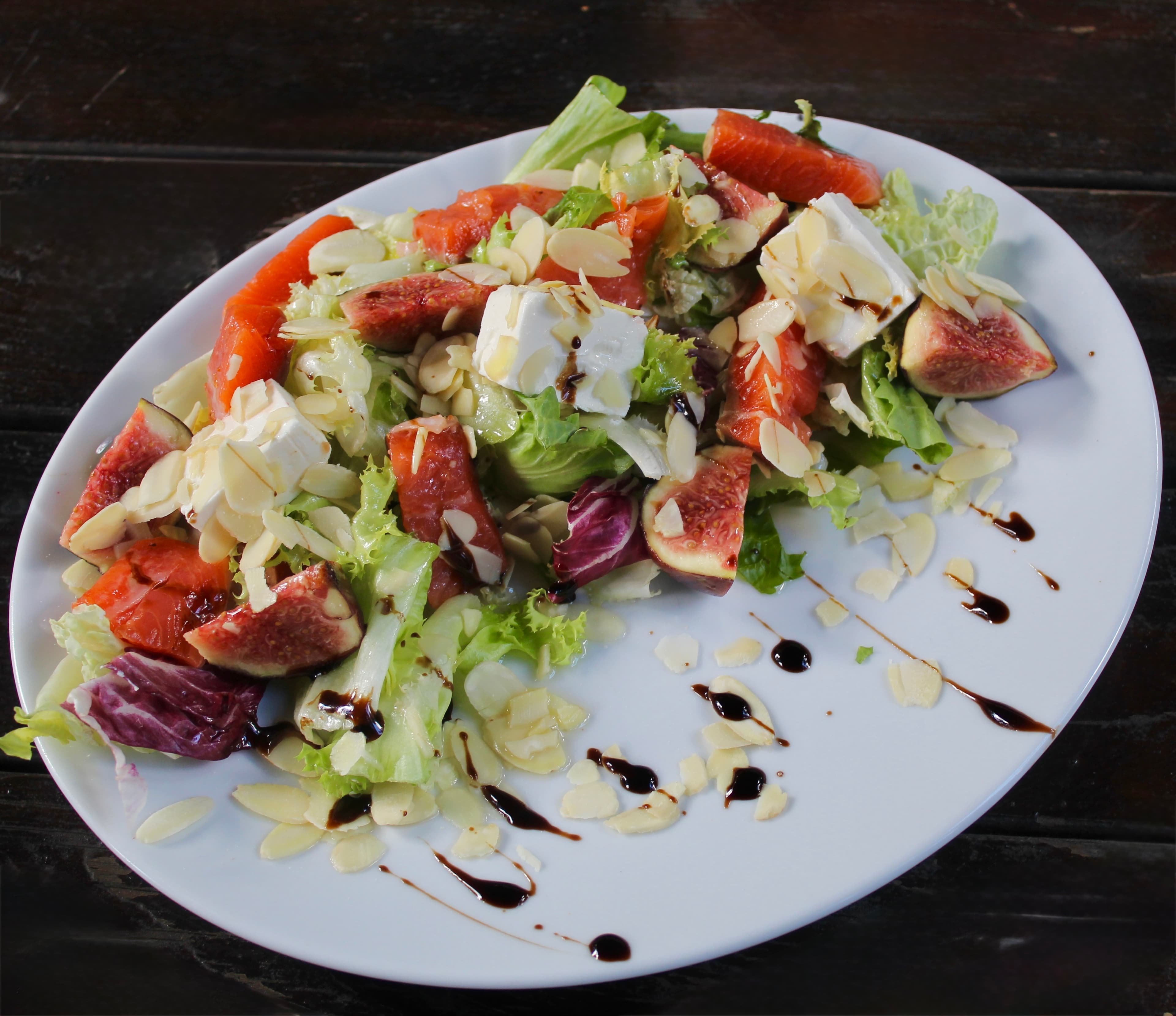 Салат із сьомгою та інжиром