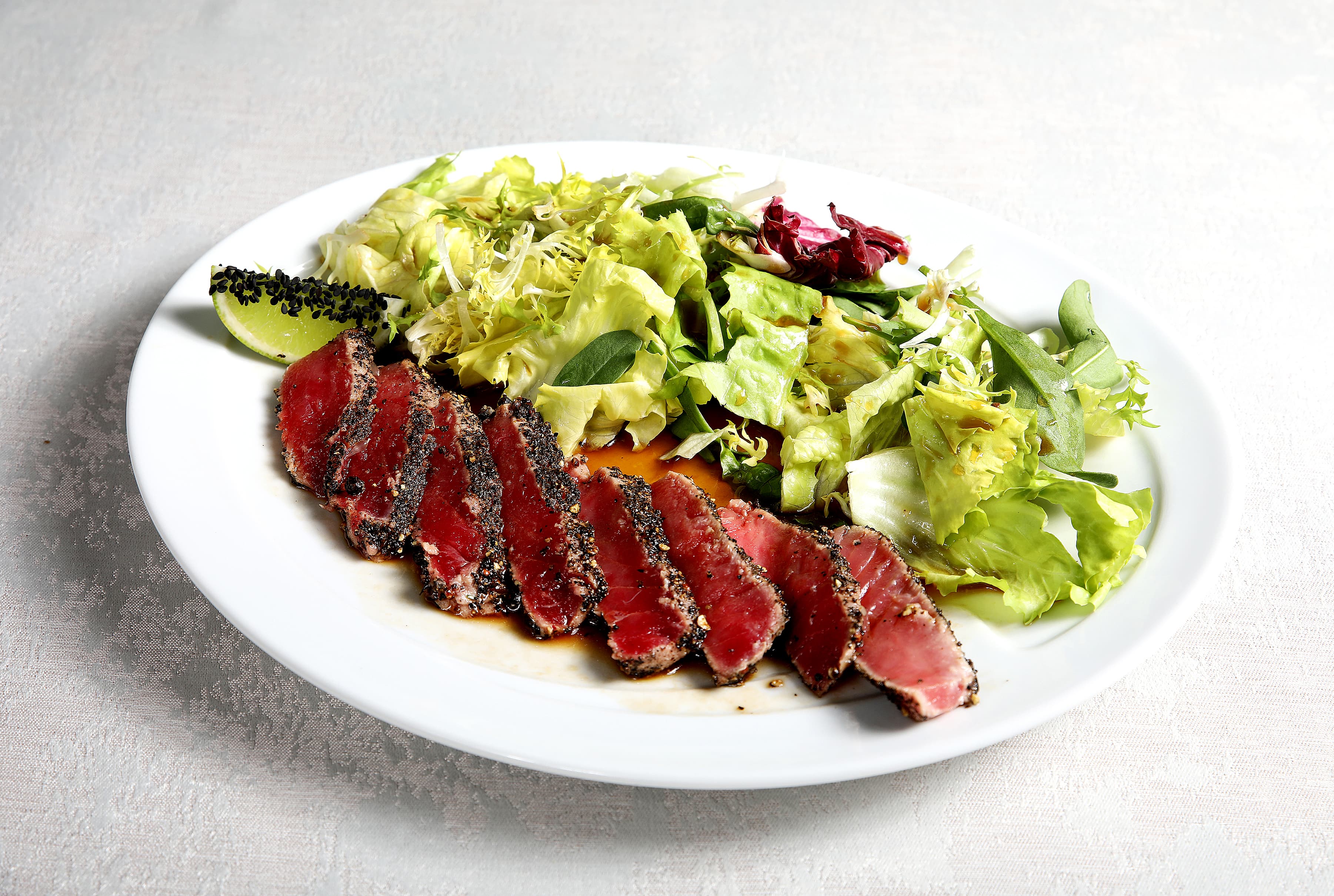 Тунець в чорному перці