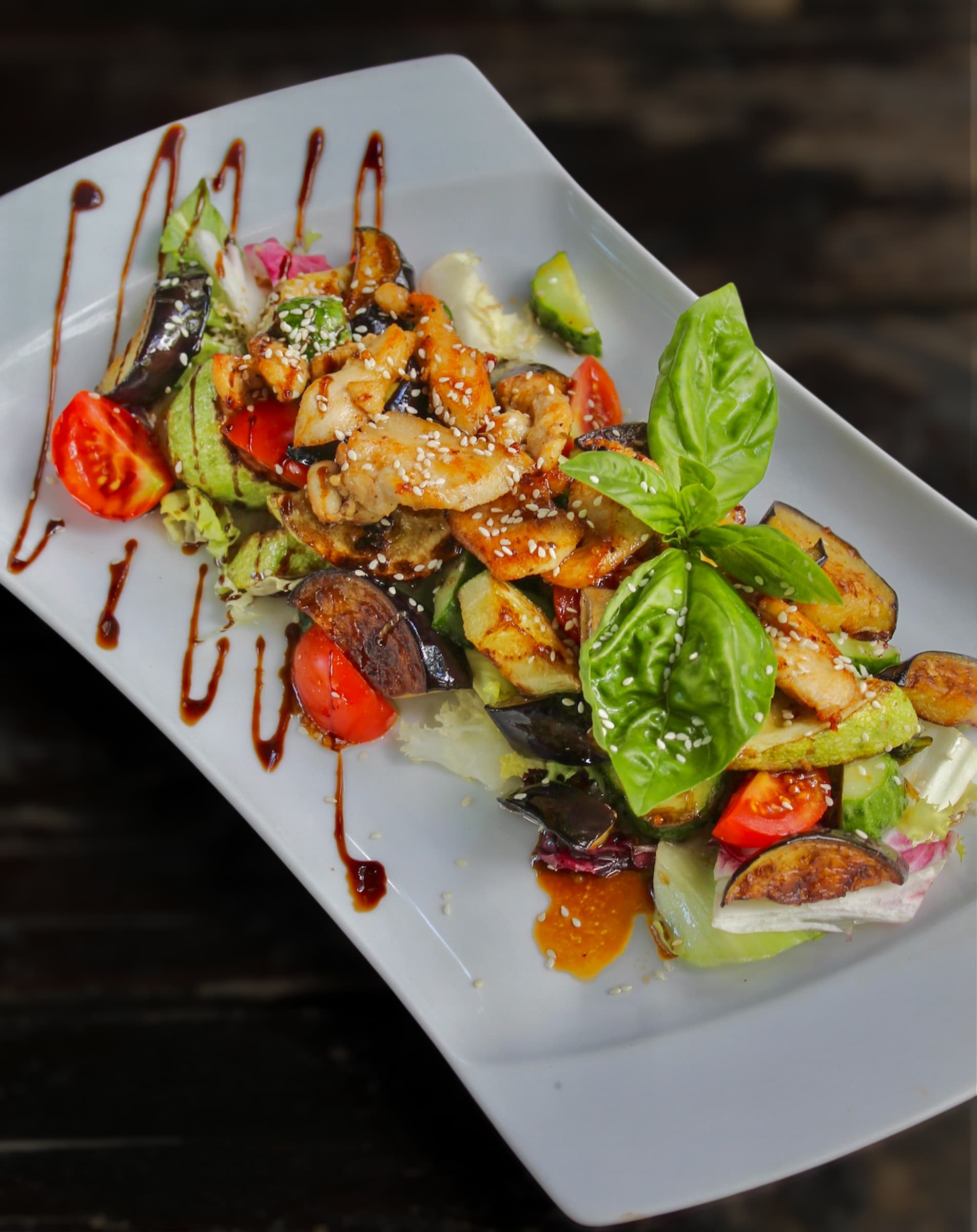 Салат теплий з курячою грудкою